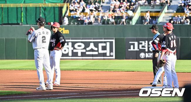 [OSEN=부산, 이석우 기자] 27일 부산 사직야구장에서 2025 신한 SOL 뱅크 KBO 리그 롯데 자이언츠와 KIA 타이거즈의 경기가 열렸다. 홈팀 롯데는 나균안이, 방문팀 KIA는 네일이 선발 출전했다.KIA 타이거즈 고종욱이 1회초 무사 1루 박찬호의 좌익수 앞 땅볼 타구를 롯데 자이언츠 전준우에게 직접 잡힌 것으로 판단, 2루에 달리지 않아 포스 아웃되고 있다. 2025.07.27 / foto0307@osen.co.kr