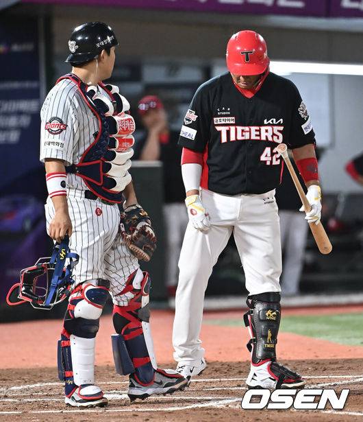 [OSEN=부산, 이석우 기자] 27일 부산 사직야구장에서 2025 신한 SOL 뱅크 KBO 리그 롯데 자이언츠와 KIA 타이거즈의 경기가 열렸다. 홈팀 롯데는 나균안이, 방문팀 KIA는 네일이 선발 출전했다.KIA 타이거즈 김태군이 7회초 2사 2루 롯데 자이언츠 유강남 포수에게 자신의 타구에 다리를 맞았다고 얘기하고 있다. 2025.07.27 / foto0307@osen.co.kr