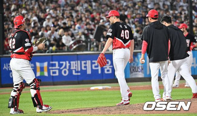 [OSEN=부산, 이석우 기자] 27일 부산 사직야구장에서 2025 신한 SOL 뱅크 KBO 리그 롯데 자이언츠와 KIA 타이거즈의 경기가 열렸다. 홈팀 롯데는 나균안이, 방문팀 KIA는 네일이 선발 출전했다.KIA 타이거즈 선발 투수 네일이 7회말 무사 1,2루 교체되고 있다. 2025.07.27 / foto0307@osen.co.kr