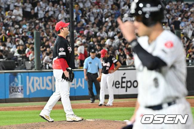 [OSEN=부산, 이석우 기자] 27일 부산 사직야구장에서 2025 신한 SOL 뱅크 KBO 리그 롯데 자이언츠와 KIA 타이거즈의 경기가 열렸다. 홈팀 롯데는 나균안이, 방문팀 KIA는 네일이 선발 출전했다.KIA 타이거즈 조상우가 8회말 2사 2,3루 롯데 자이언츠 전준우 전준우에게 우중간 2타점 2루타를 맞고 아쉬워하고 있다. 2025.07.27 / foto0307@osen.co.kr