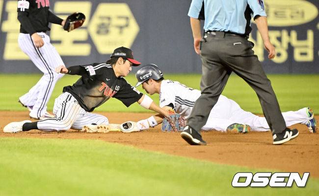 [OSEN=잠실, 민경훈 기자] 25일 오후 서울 잠실야구장에서 2025 신한 SOL Bank KBO리그 두산 베어스와 LG 트윈스의 경기가 열렸다.이날 두산은 콜어빈, LG는 에르난데스를 선발로 내세웠다.7회말 1사 주자 1루 두산 김대한 타석에서 1루 주자 조수행이 2루 도루에 성공하고 있다.  2025.07.25 / rumi@osen.co.kr