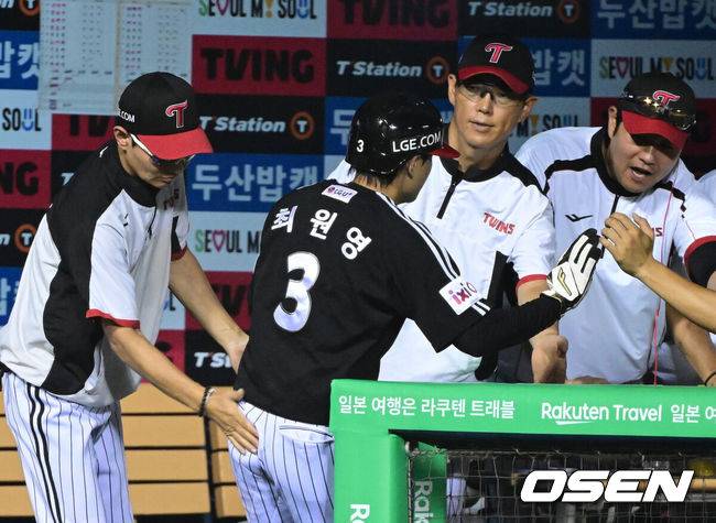 [OSEN=잠실, 최규한 기자] 27일 서울 잠실야구장에서 ‘2025 신한 SOL Bank KBO리그’ 두산 베어스와 LG 트윈스의 경기가 열렸다.홈팀 두산은 잭 로그, 방문팀 LG는 최채흥을 선발로 내세웠다.7회초 1사 3루 상황 LG 신민재의 동점 1타점 좌익수 희생플라이 때 홈을 밟은 최원영이 염경엽 감독과 인사를 나누고 있다. 2025.07.27 / dreamer@osen.co.kr