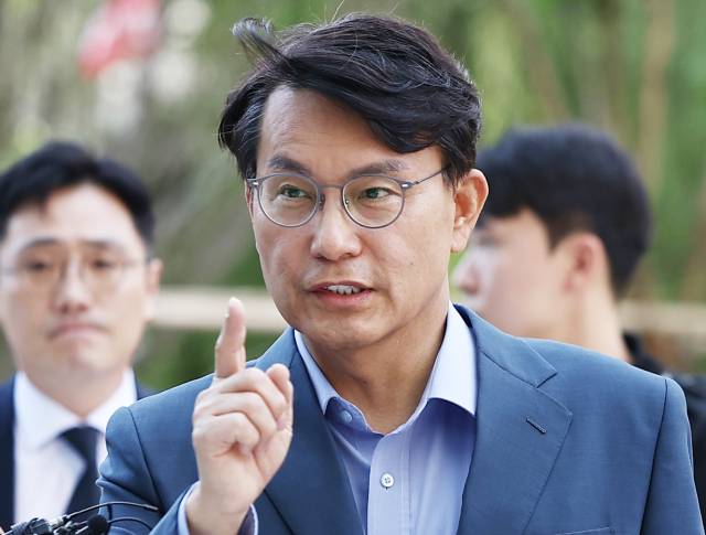 ▲국민의힘 윤상현 의원이 27일 서울 종로구 광화문 kt웨스트 김건희 특검 사무실로 향하고 있다. ⓒ연합뉴스