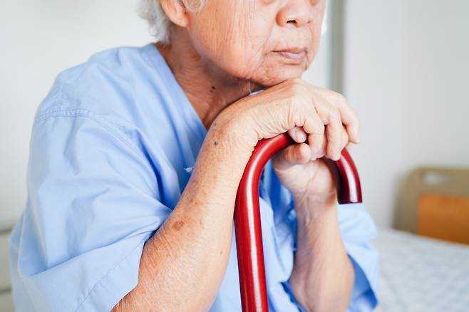 국민들이 부담해야 할 사회보장 비용이 감당하기 어려운 수준에 이를 수 있다. 게티이미지