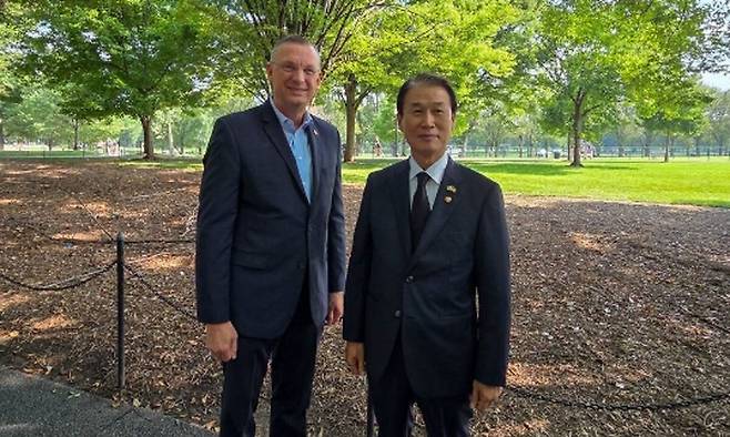 권오을 국가보훈부 장관이 27일(현지시간) 미국 워싱턴에서 열린 6·25전쟁 정전협정 기념식에 앞서 더글라스 콜린스 미국 보훈부 장관과 기념 촬영하고 있다. 국가보훈부 제공