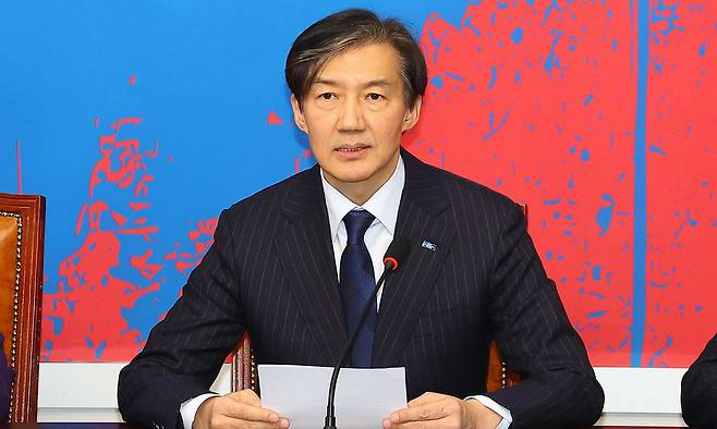 조국 전 법무부 장관이 2024년 12월 자녀 입시 비리 등 혐의로 대법원에서 징역 2년형이 확정된 직후 기자회견을 열고&nbsp;입장을 밝히고 있다. 세계일보 자료사진