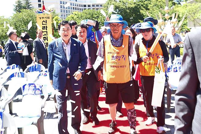 28일 경주화백컨벤션센터 광장에서 주낙영 경주시장이 도보 종주를 마친 이범식(가운데) 박사와 함께 입장하고 있다. 경주시 제공