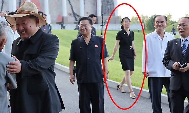 김정은 국무위원장이 지난 24일 당·정부, 무력기관의 지도간부들과 함께 '반제계급교양의 거점'인 신천계급교양관을 돌아봤다고 조선중앙TV가 26일 보도했다. 이날 참관에 김여정 노동당 부부장(붉은 원안)이 동행한 모습이 북한TV 화면에 방영됐다. 조선중앙TV·연합뉴스