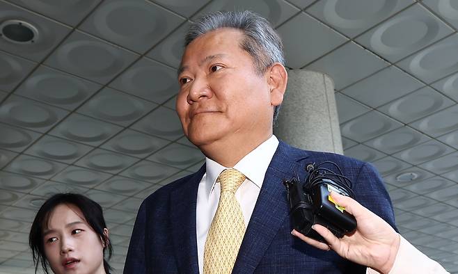 이상민 전 행정안전부 장관이 지난 25일 서울 서초구 서울고등검찰청에 마련된 내란 특검 사무실에서 '언론사 단전·단수 의혹' 관련 피의자 조사를 받기 위해 출석하고 있다. 뉴스1