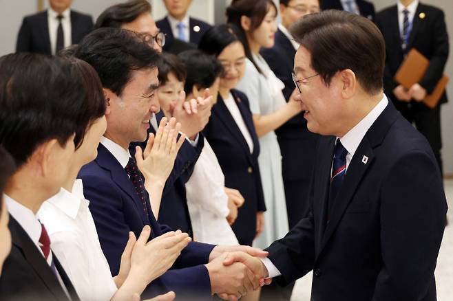 이재명 대통령이 28일 서울 용산 대통령실 청사에서 열린 신임 국무위원 및 국세청장 임명장 수여식에서 안규백 국방부 장관과 악수하고 있다. 뉴시스