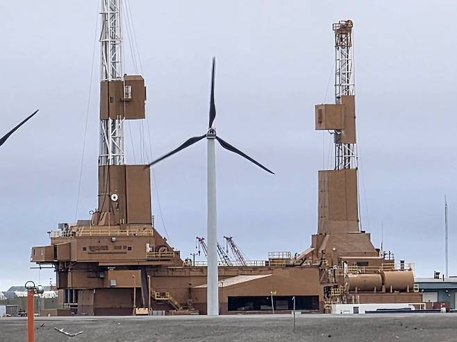 미국 알래스카 프루도베이 유전지대에 있는 거대한 시추 드릴. 전문 업체가 소유한 시추 장비는 새로운 유전 개발 시 계약을 통해 활용된다. 알래스카 김중래 기자