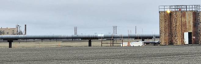 알래스카 프루도베이 유전지대 일대에 있는 웰하우스(Wellhouse·사진 오른쪽)와 송유관. 알래스카 김중래 기자