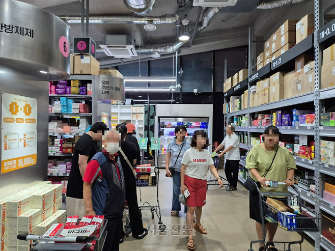 지난 23일 경기 성남시 고등동 ‘메가팩토리약국’을 찾은 소비자들이 약을 대량으로 담은 카트를 밀고 다니고 있다. 소비자가 약 쇼핑과 카트를 이용한다는 점에서 대형마트에 더 가까운 모습이다. 박은서 기자