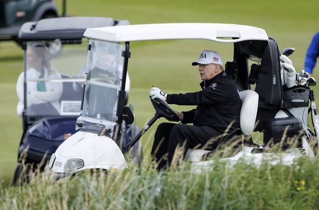 지난 26일 스코틀랜드 턴베리 골프 리조트에서 카트를 직접 운전 중인 트럼프 대통령. EPA 연합뉴스