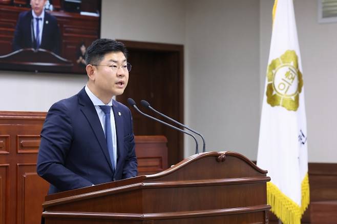 장경원(더불어민주당, 외서·낙안·별량·상사·도사)의원이 제288회 임시회 제2차 본회의에서 ‘순천만IC 통행료 폐지 촉구 건의안’을 발의하고 있다.