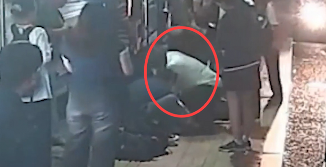 시내버스 171번 기사 정영준(빨간색 원)씨가 정류장에 쓰러진 남성에게 심폐소생술을 하는 모습이 담긴 폐쇄회로(CC)TV 장면. 서울시버스운송사업조합 제공