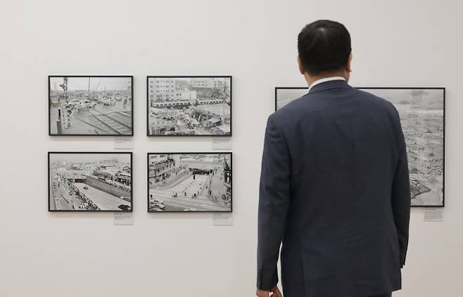 대구 북구, 80년 변천사 담은 사진전 개최 - 28일 대구 북구 어울림아트센터 ‘사통팔달로 通하다’ 사진전에서 한 시민이 사진을 구경하고 있다. 대구 북구는 지역 80년 변천사를 담은 사진전을 다음 달 16일까지 개최한다. 사진전은 5개 주제로 모두 70장의 사진을 전시하고 있다.2025.7.28. 연합뉴스