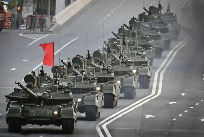 2025년 5월 3일 승전 기념일 퍼레이드 리허설 중 러시아 모스크바 중심부를 지나가는 러시아 T-90M 전차들. 게티이미지/멀티비츠