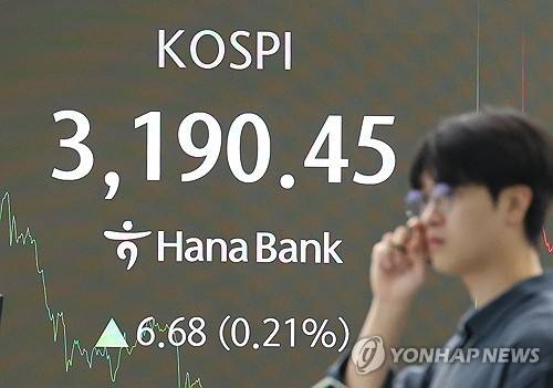 24일 서울 중구 하나은행 딜링룸. 연합뉴스