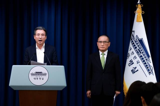 김용범(왼쪽) 대통령실 정책실장과 위성락 국가안보실장이 25일 서울 용산 대통령실 청사에서 이날 강훈식 대통령비서실장 주재로 열린 통상대책회의 관련 브리핑을 하고 있다. 연합뉴스