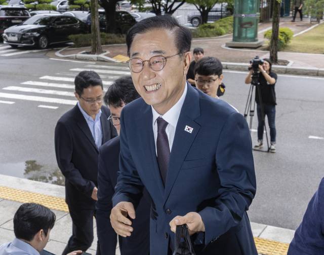 김윤덕 국토교통부 장관 후보자가 15일 정부과천청사에 마련된 인사청문회 준비 사무실로 출근하고 있는 모습. 연합뉴스