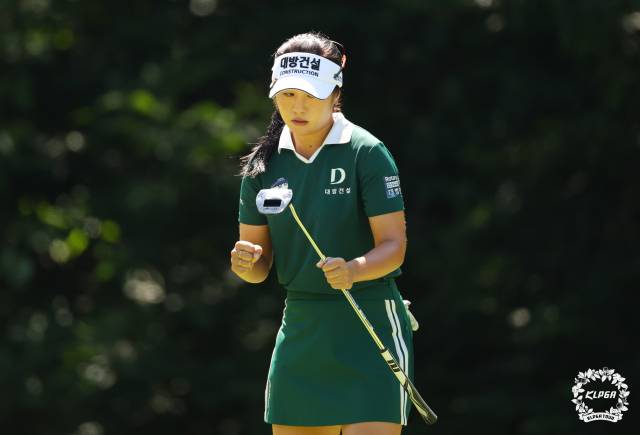 퍼팅을 성공하고 나서 기뻐하고 있는 이정은6. 사진 제공=KLPGA