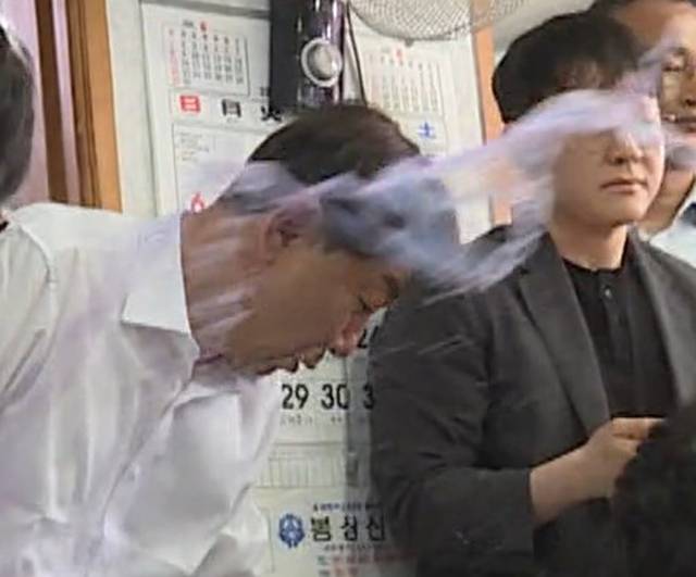 통합 반대 군민에게 '물벼락' 맞는 우범기 전주시장. 연합뉴스