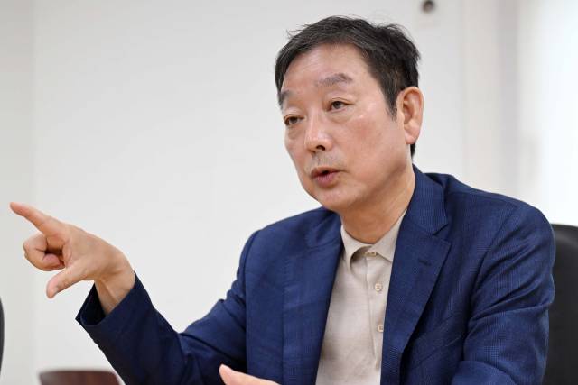 박종배 건국대 전기전자공학부 교수가 28일 서울경제신문과의 인터뷰에서 “에너지 유연성 확보를 위해서는 원전, 태양광, 풍력, 수소, 탄소 포집 등 다양한 에너지원을 유연하게 조합해야 한다”고 강조하고 있다. 조태형 기자