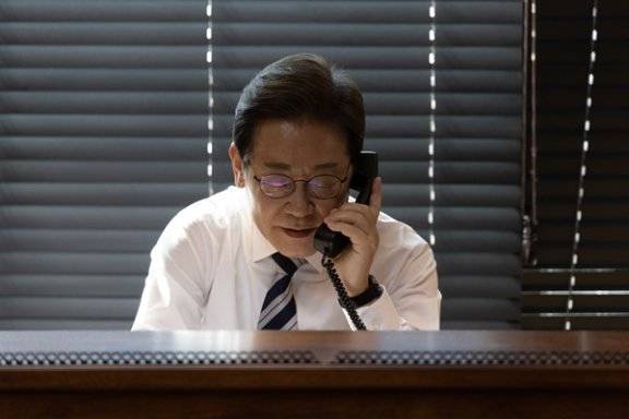 6월 4일 이재명 대통령이 당선 이후 첫 일정으로 인천 계양구 자택에서 김명수 합동참모의장과 통화하고 있다. 대통령실사진기자단