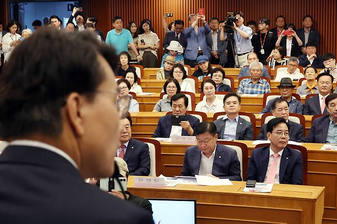 7월14일 윤상현 의원이 주최한 ‘리셋 코리아 운동본부 발대식’에 참석해 윤 의원의 발언을 듣고 있는 송언석 비상대책위원장(앞줄 맨 오른쪽). ⓒ연합뉴스