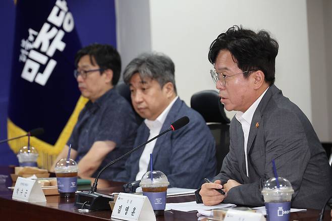 28일 서울 여의도 국회 의원회관에서 열린 국회 환경노동위원회 실무당정협의회에서 김영훈 고용노동부 장관이 발언하고 있다. ⓒ연합뉴스