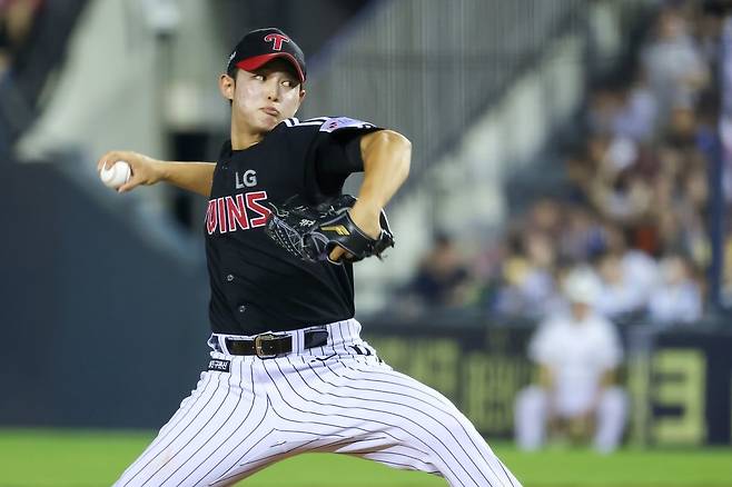 LG 김영우가 25일 잠실구장에서 열린 두산전에 등판해 힘차게 공을 던지고 있다. 김영우는 27일에도 마운드에 올라 2이닝 무실점을 기록했다. 직구 최고 구속은 시속 156㎞, 슬라이더 최고 구속은 146㎞가 나왔다. LG는 고우석, 정우영에 이어 또 한명의 강속구 투수 탄생을 예고하고 있다. 사진제공｜LG 트윈스