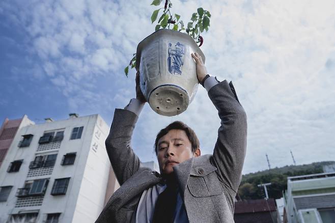 82회 베니스국제영화제 경쟁 부문 초청작 ‘어쩔수가없다’가 박찬욱 감독이 오래전부터 가장 만들고 싶었던 이야기로 관객들을 사로잡을 예정이다.&nbsp;사진제공 | CJ ENM