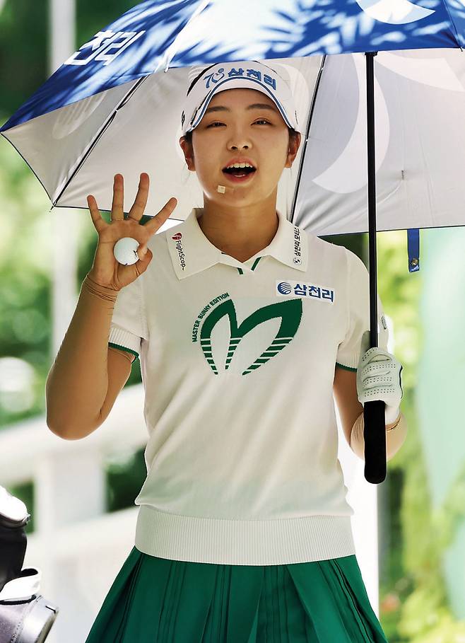지난 10일 하이원리조트 여자오픈 1라운드에서 다음홀로 이동하며 포즈를 취한 유현조. KLPGA 제공
