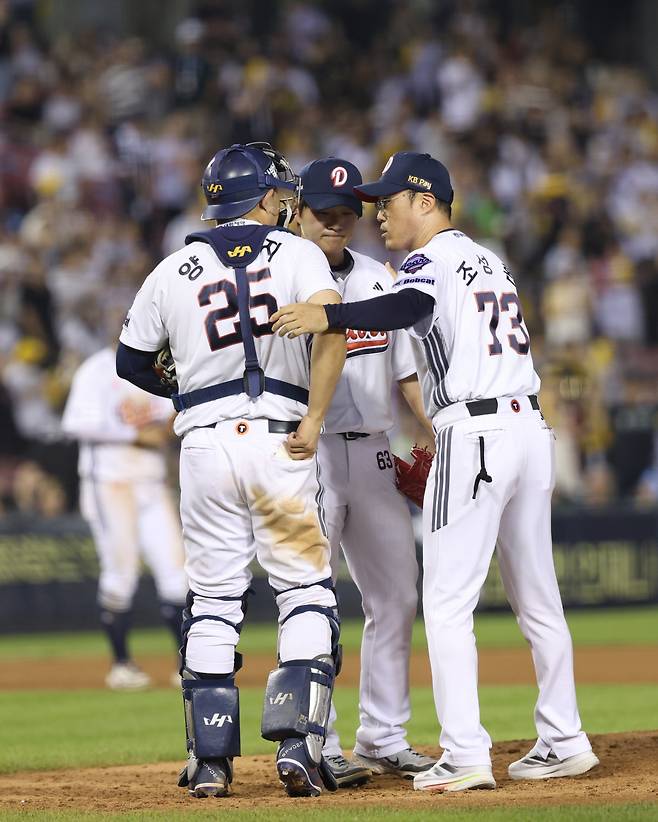 조성환 두산 감독 대행이 25일 잠실 LG전에서 4-3로 앞서던 9회 1사 1·2루 위기에서 포수 양의지와 함께 마운드에 올라 마무리 김택연을 격려하고 있다. 두산베어스 제공