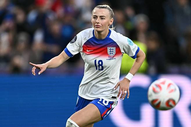 클로이 켈리가 28일 승부차기에서 마지막 카커로 나서 골을 넣고 있다. AFP