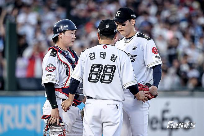 롯데 김태형 감독이 마운드에 올라 최준용을 다독이고 있다. 롯데 자이언츠 제공