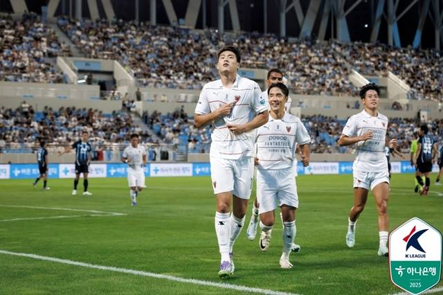 Lee Ho -jae (left) of the goal ceremony. /Photo = Korean Professional Football Federation Provided