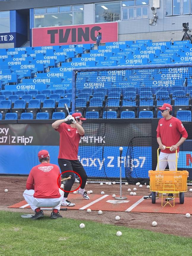 강병식 타격코치(왼쪽)와 오준혁 타격보조코치(오른쪽)이 대구 원정 경기를 앞두고 최정을 지도하고 있는 모습.  /사진=SSG 랜더스