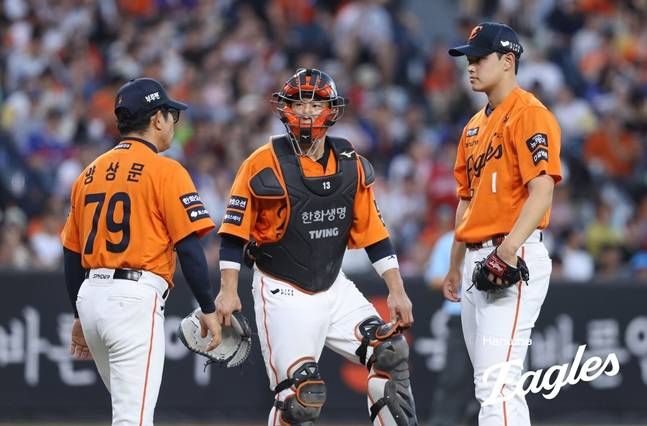 양상문 투수코치(왼쪽)와 이야기를 하고 있는 문동주. /사진=한화 이글스