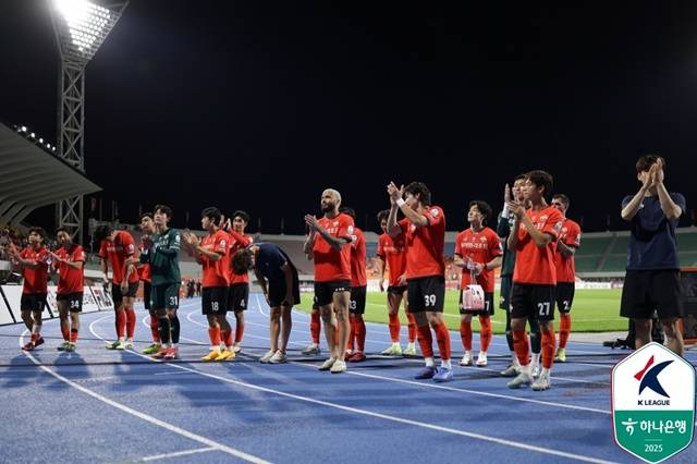 기뻐하는 강원FC 선수단. /사진=한국프로축구연맹 제공