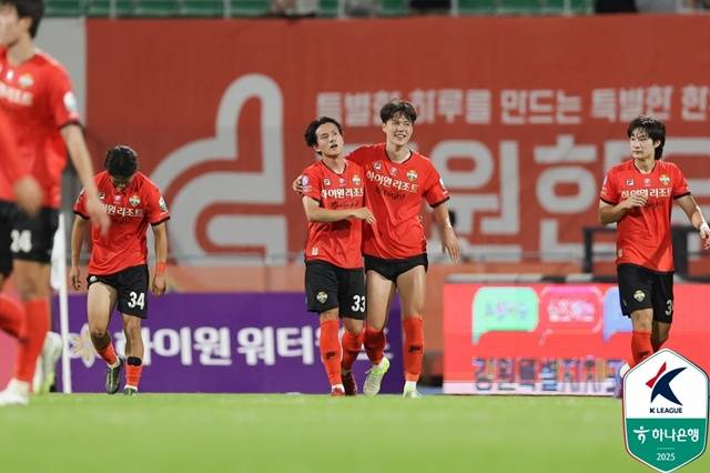 홍철(왼쪽에서 두 번째)의 골 세리머니. /사진=한국프로축구연맹 제공