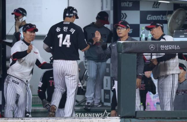 LG 염경엽 감독(오른쪽에서 2번째)과 송찬의. /사진=김진경 대기자