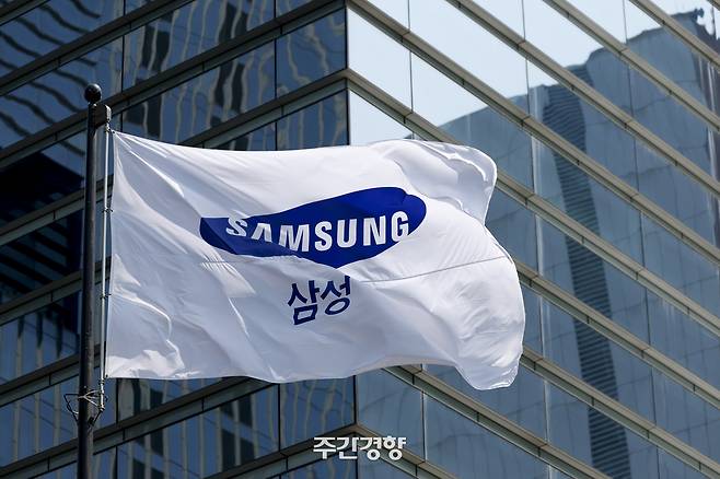 지난 7월 8일 서울 삼성전자 서초사옥 앞에 삼성 깃발이 휘날리고 있다. 문재원 기자