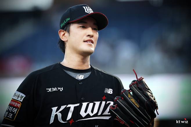 KT 위즈 고영표가 지난 22일 NC 다이노스전에서 무실점으로 이닝을 마친 뒤 더그아웃으로 들어오고 있다. KT 위즈