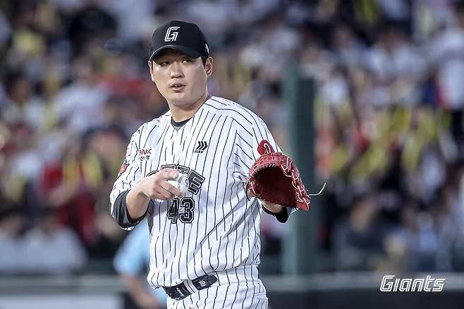 롯데 자이언츠 우완 나균안이 27일 부산 사직야구장에서 열린 2025 신한 SOL Bank KBO리그 KIA 타이거즈와의 팀 간 12차전에 선발등판, 6이닝 2실점 호투로 팀 5연승에 힘을 보탰다. 사진 롯데 자이언츠