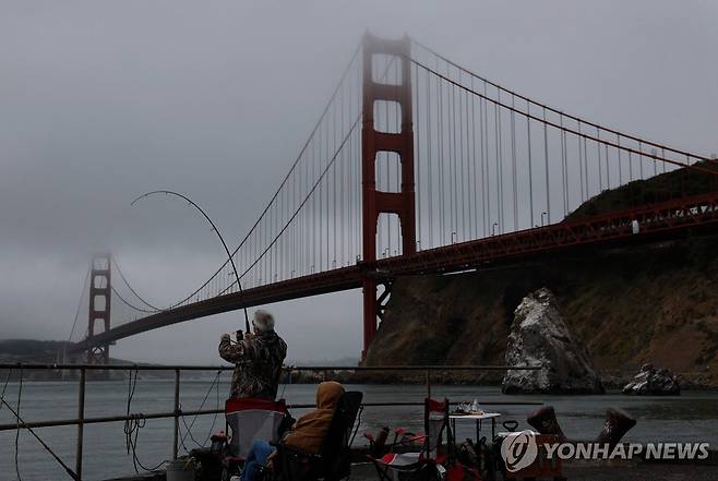 지난 21일 안개가 잔뜩 낀 금문교 [샌프란시스코 AFP=연합뉴스. 재판매 및 DB 금지]