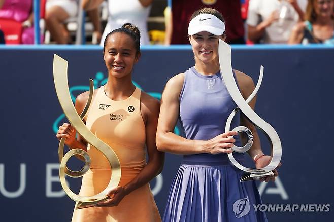 우승한 페르난데스(왼쪽)와 준우승 칼린스카야 [EPA=연합뉴스]