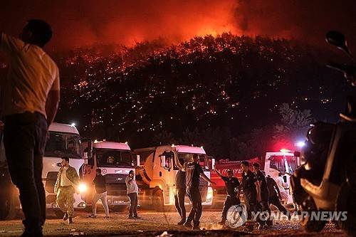 산불 진화 중인 튀르키예 부르사  [AFP=연합뉴스 자료사진. 재판매 및 DB 금지]