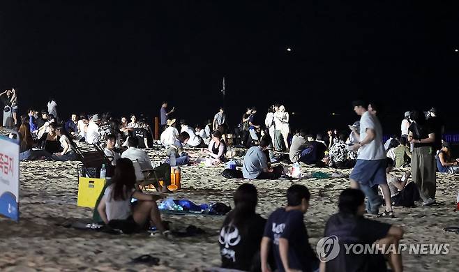 밤에도 피서객 북적…강릉 경포해수욕장 (강릉=연합뉴스) 유형재 기자 = 27일 0시 무렵 강원 강릉시 경포해수욕장 백사장이 피서 절정기를 맞아 열대야에 지친 피서객들이 몰려 북적이고 있다. 
     이날 강릉의 밤 최저기온은 강릉 29.8도로 지난 20일 이후 일주일째 열대야가 지속되고 있다. 2025.7.27 yoo21@yna.co.kr